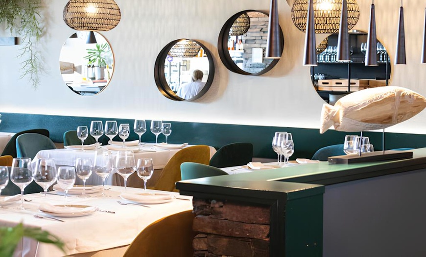 Image 4: Menú tradicional español con opción a botella de vino para 2 o 4