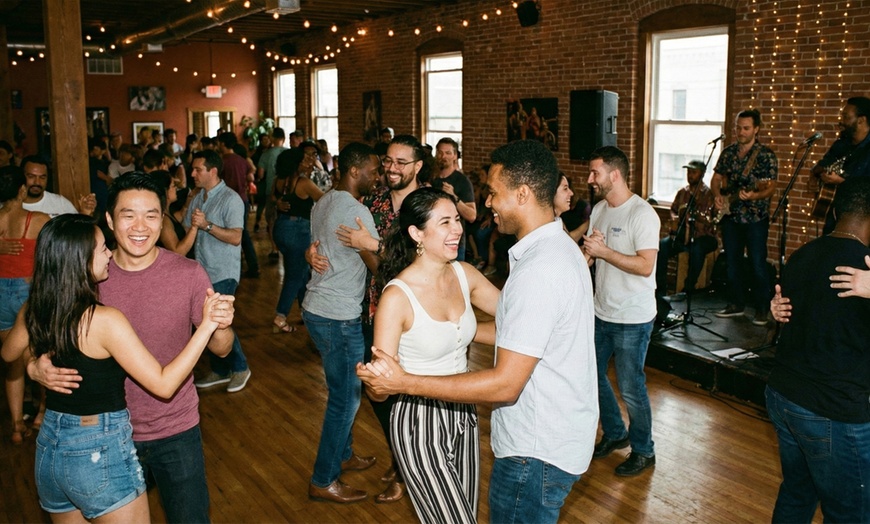 Image 1: Hasta 70% de descuento en Clase de Salsa en Hakuna Bachata