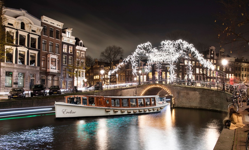 Image 1: Amsterdam Light Festival vanaf het water in een elektrische salonboot