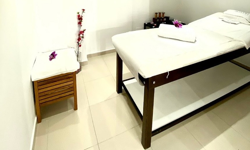 Image 3: 1 o 3 sesiones de masaje corporal a elegir de 1 hora para 1 persona 