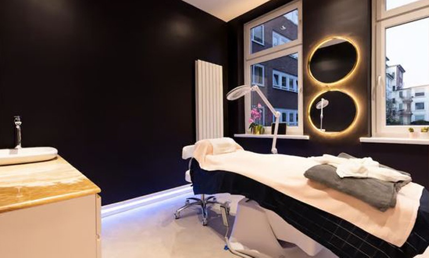Image 2: 60 Min. BB-Glow Gesichtsbehandlung für 1 Person