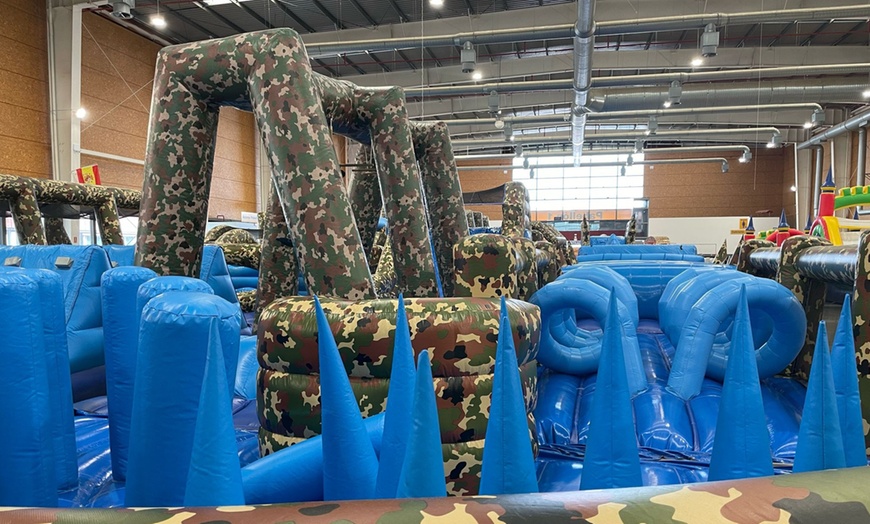 Image 8: Entrada al circuito de hinchables Crazy Warriors del 17 al 25 de abril