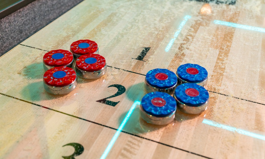 Image 6: 90-Minute Shuffleboard Game