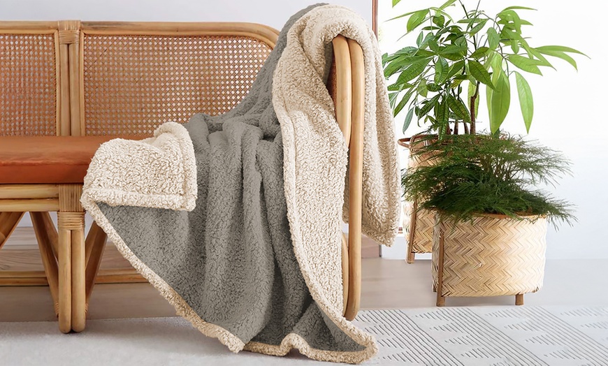 Image 4: Manta cálida con tacto de borreguito y microfibra suave