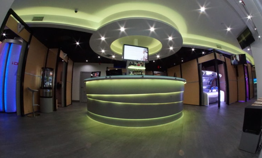 Image 6: Choose from "The Grand Tour" Tanning Bed or VersaSpa Spray Tan