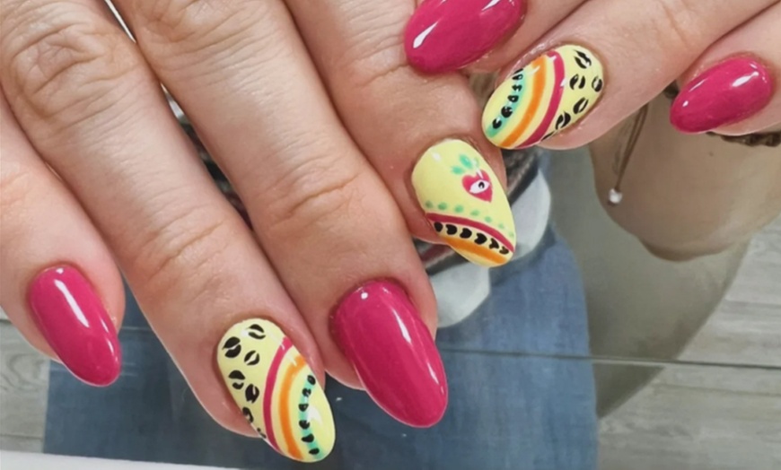 Image 6: Manicura o pedicura clásica o semipermanente con esmaltado OPI 