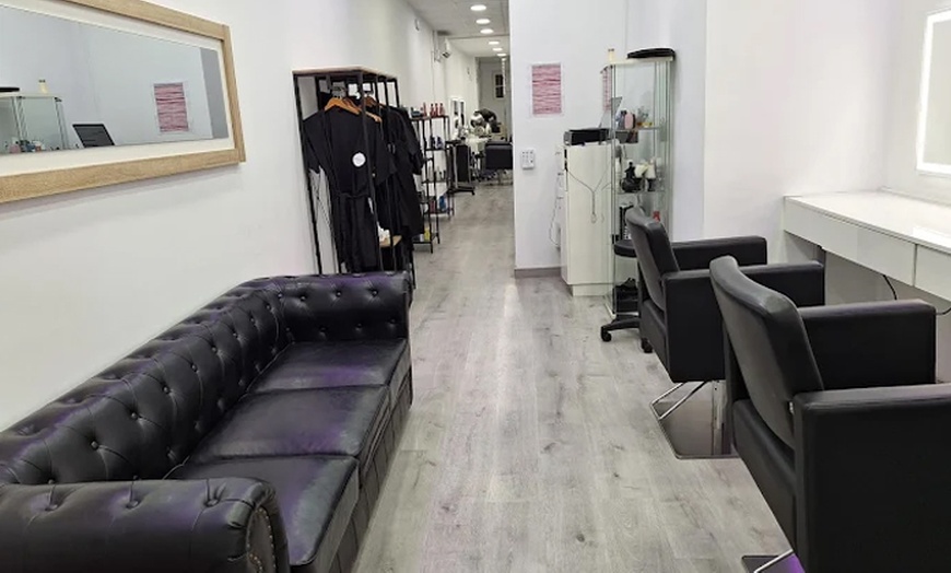 Image 7: Sesión de peluquería con opción a mechas y/o tinte de raíz para 1 