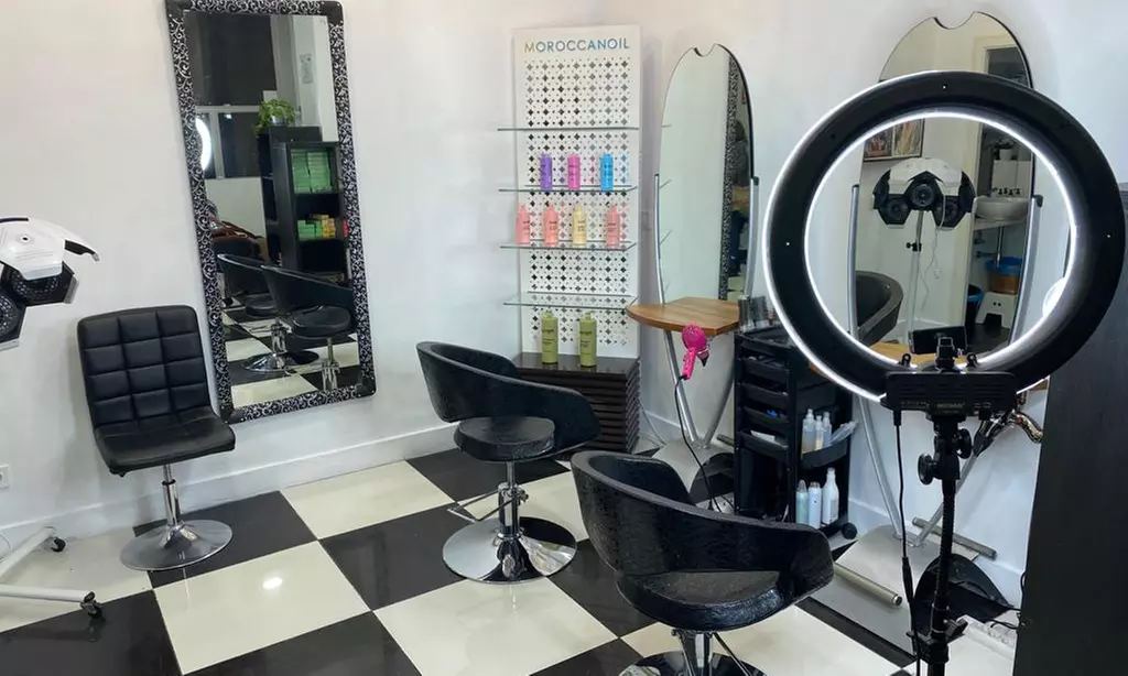 Hasta 41% de dto. en Peluquería - Corte de pelo en Instintes Peluqueria