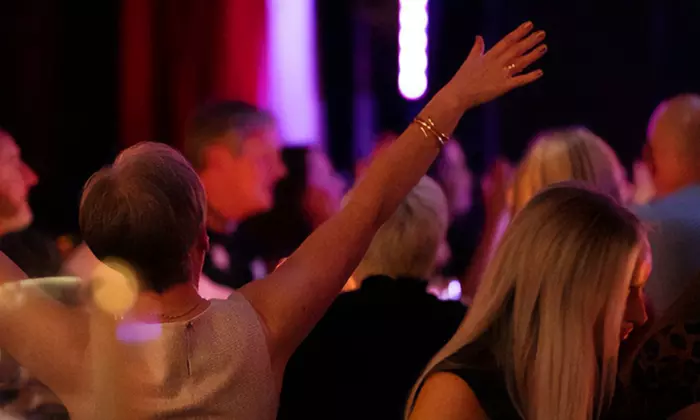 Cabaret Sunday Show w Choice of Main & Glass of Prosecco for 1, 2 or 4