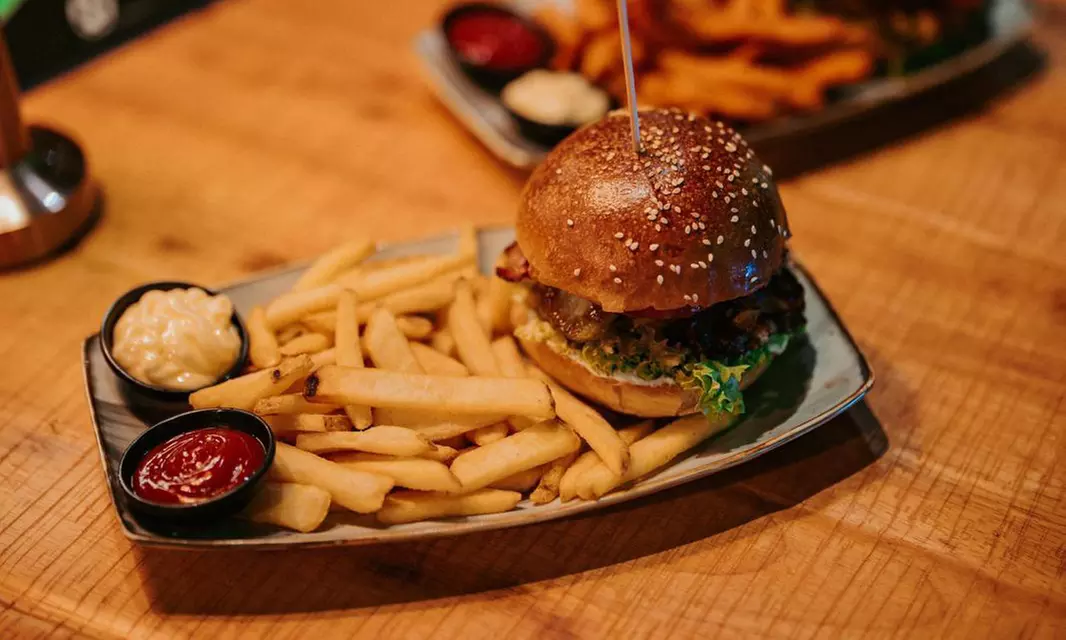 2 Std. Billard mit Burgermenü für 2 oder 4 Personen