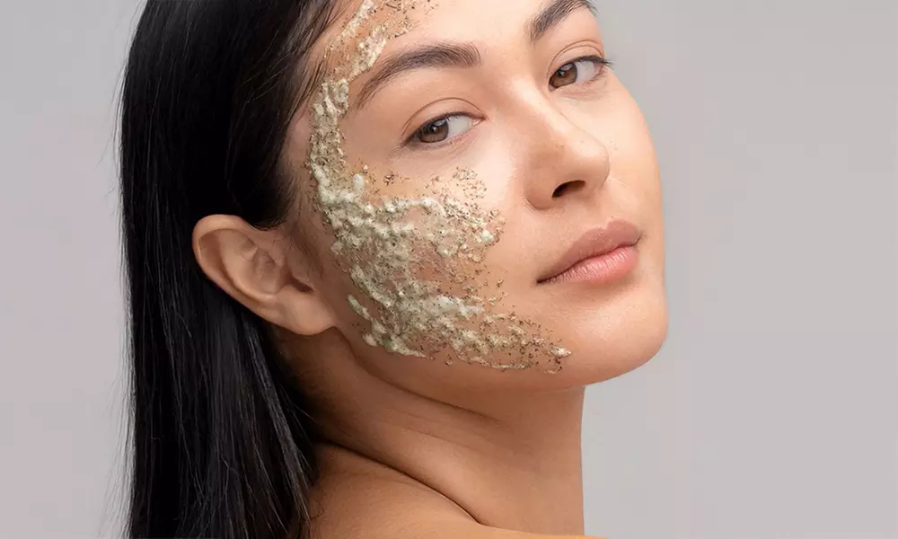 75 Min. Gesichtsbehandlung mit Hyaluronsäure, Mikrodermabrasion und Kaviar-Ampulle für 1 Person (50% sparen) - Primary Image