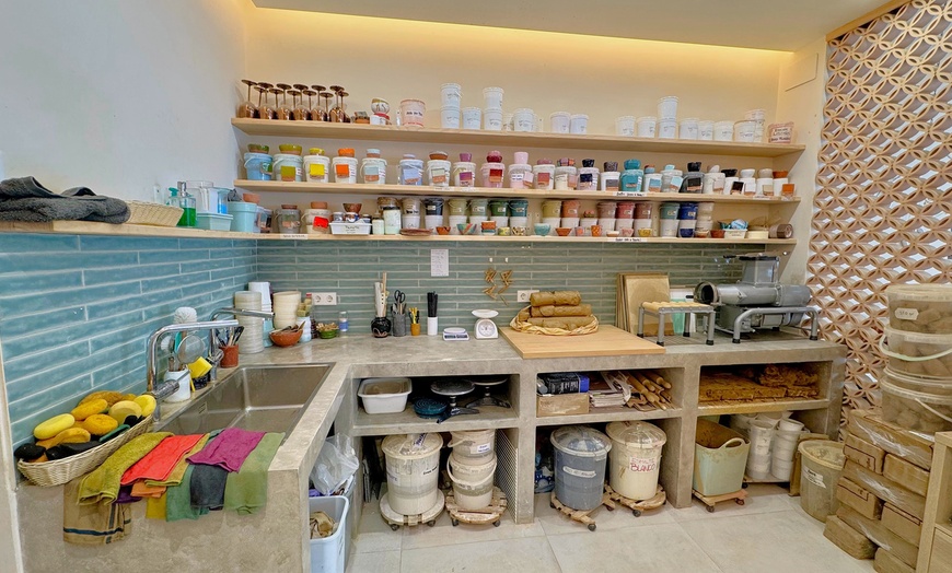 Image 2: Taller de cerámica con vermut y patatas bravas o iniciación creativa