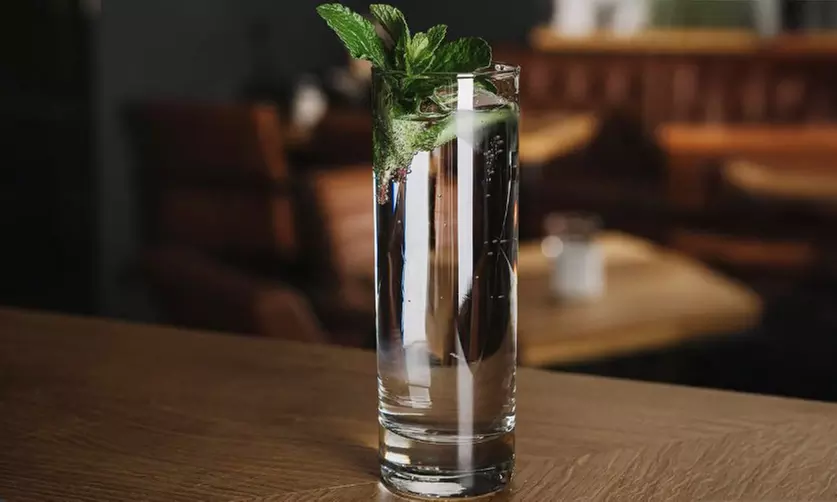 Cocktail nach Wahl inkl. Knabberzeug für bis zu 4 Personen