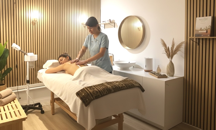 Image 1: Massage californien d'1h, option soin du visage relaxant anti-âge