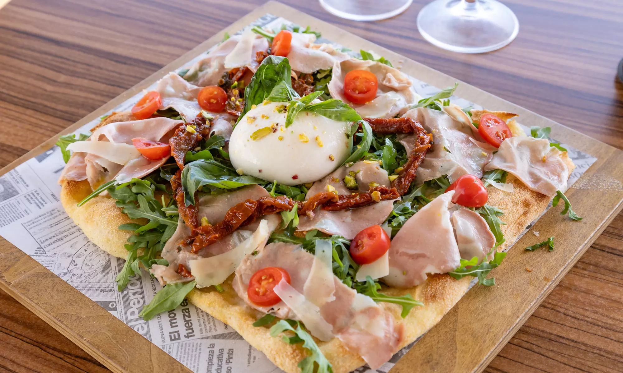 Saborea la auténtica pinsa romana con un menú completo para 2 o 4