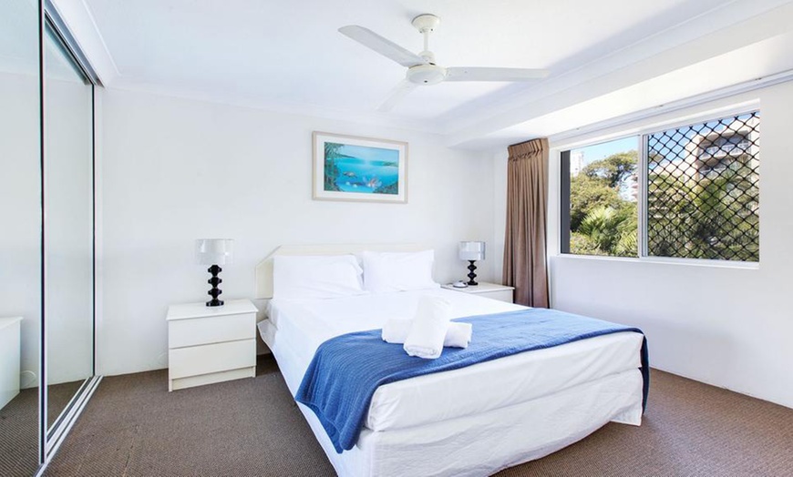 Image 3: Surfers Paradise: 2-Night Apartment Stay