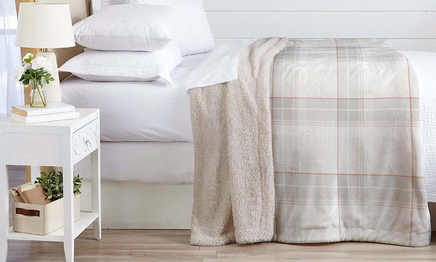 Image 25: Plaid réversible sherpa et microfibre