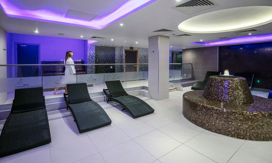 Image 3: 25 or 55-min Couples Massage/Treatment and Prosecco/Afternoon Tea