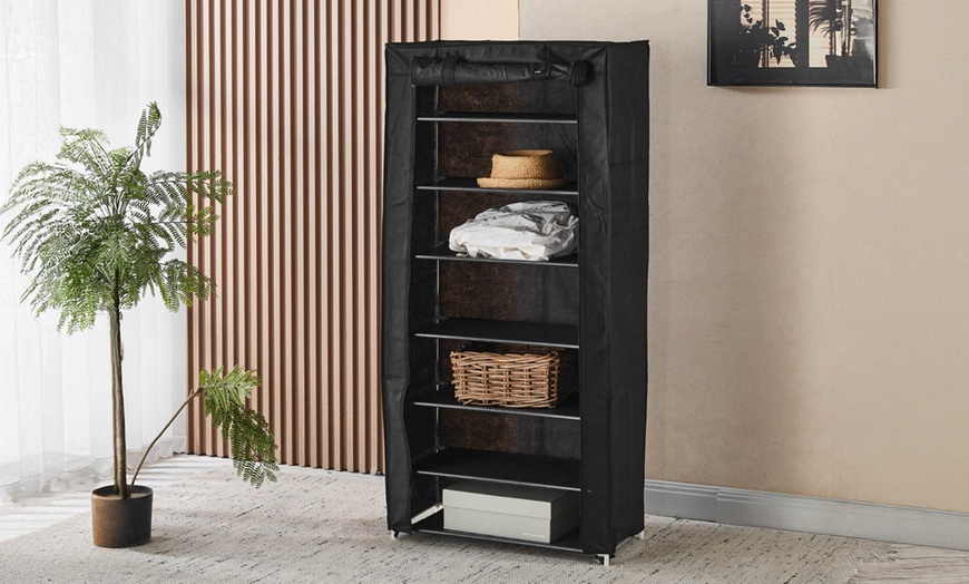 Image 13: Praktische organizers en garderoberekken met elementen van textiel