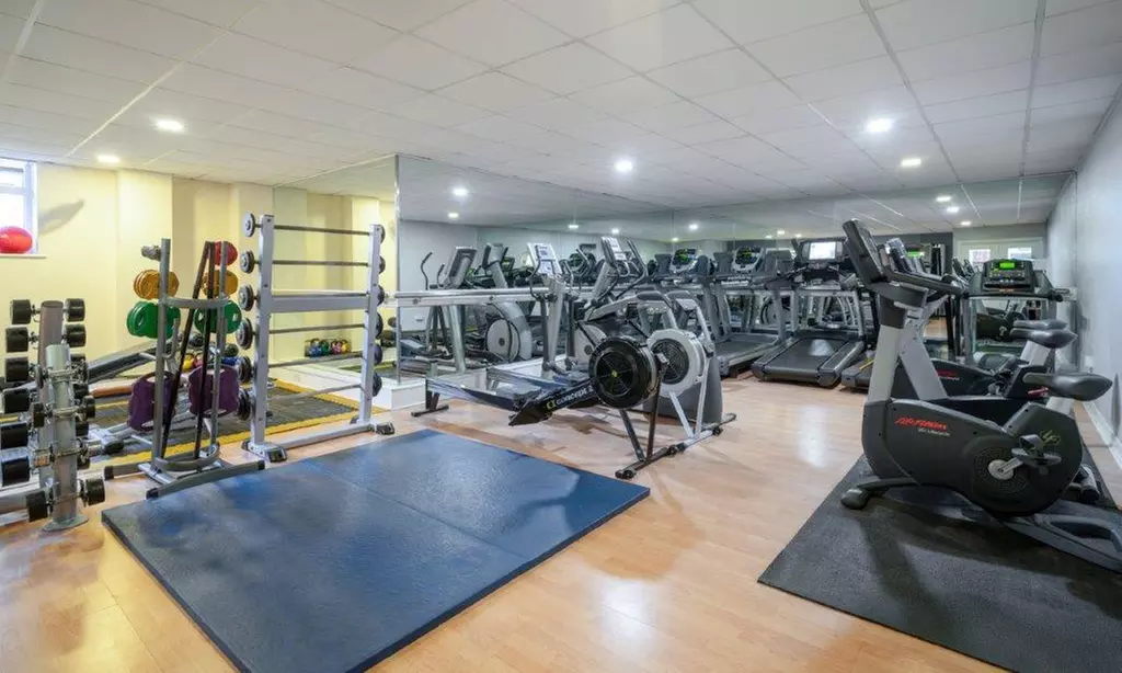 Kent: Standard Double or Twin Room with Breakfast and Leisure Access