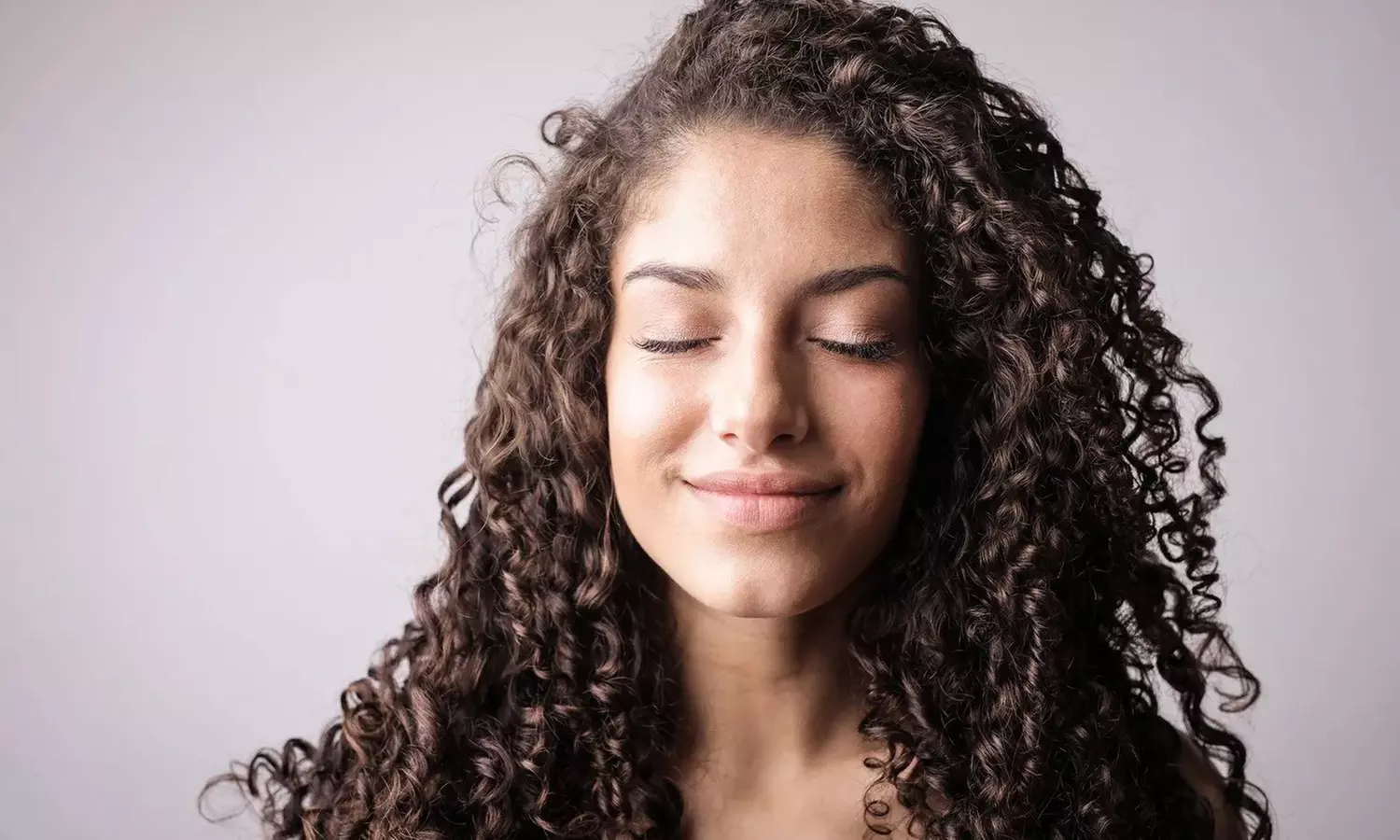 Sesión de peluquería con corte, masaje, peinado y opción a tinte o mechas para 1 persona, con hasta un 72% menos - Primary Image