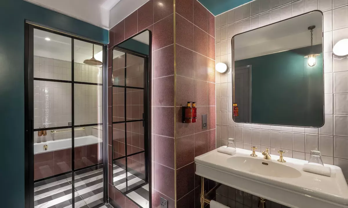 London: 4* Stay for Two with Breakfast & Drinks