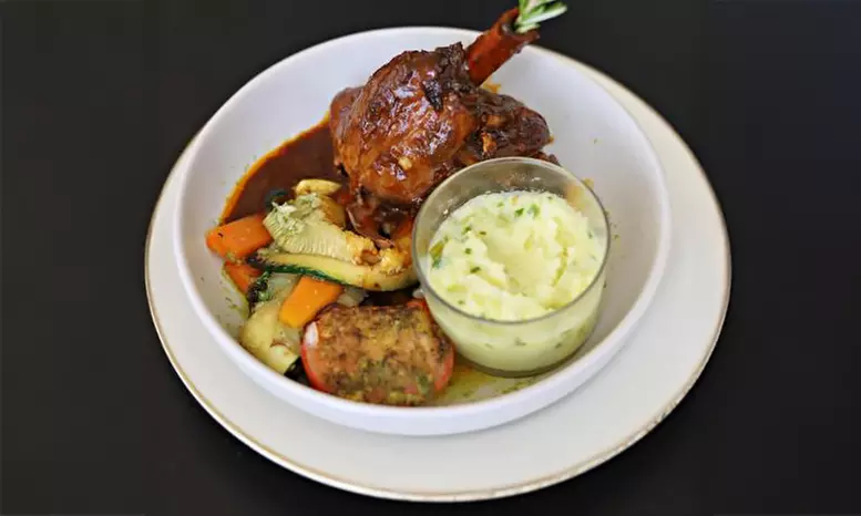 Aigues-Vives (Gard) : chambre double avec PDJ, menu en option