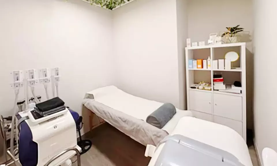 Tratamiento facial Hollywood peeling con carbón activo y Q-Switched