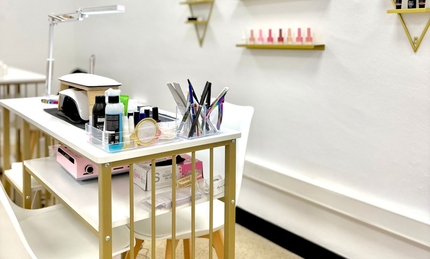 Image 4: Manicura y/o pedicura con esmaltado tradicional o semipermanente