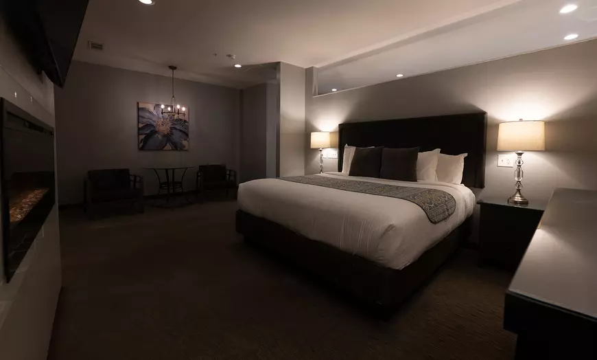 Grand Royal Swimming Pool Suite