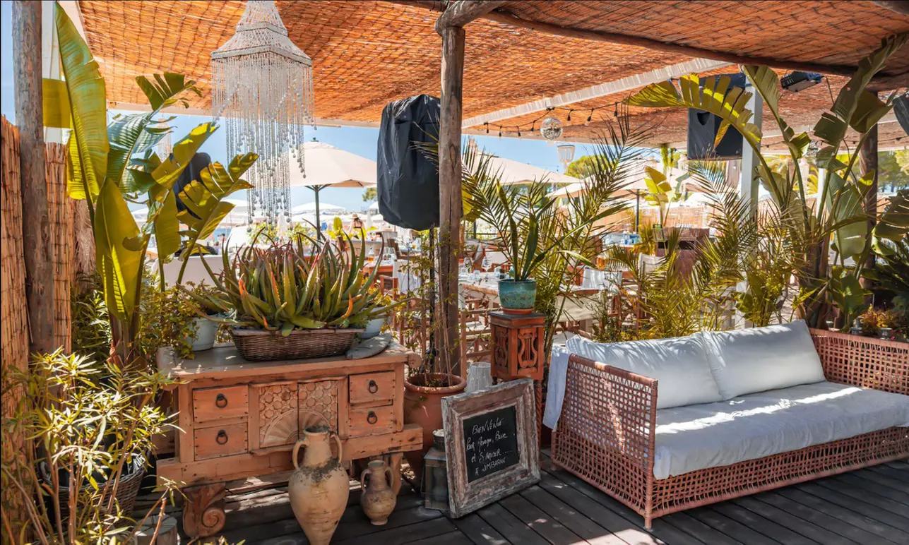 Journée plage privée à deux : détente privilégiée à Golfe-Juan