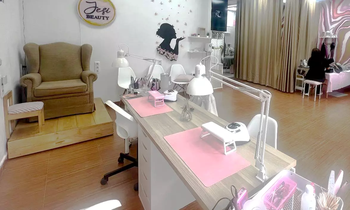 Mejora la textura de tu piel: 1 o 2 sesiones de microlifting facial con Dermapen para 1, ahorra hasta un 50% - Second Medium