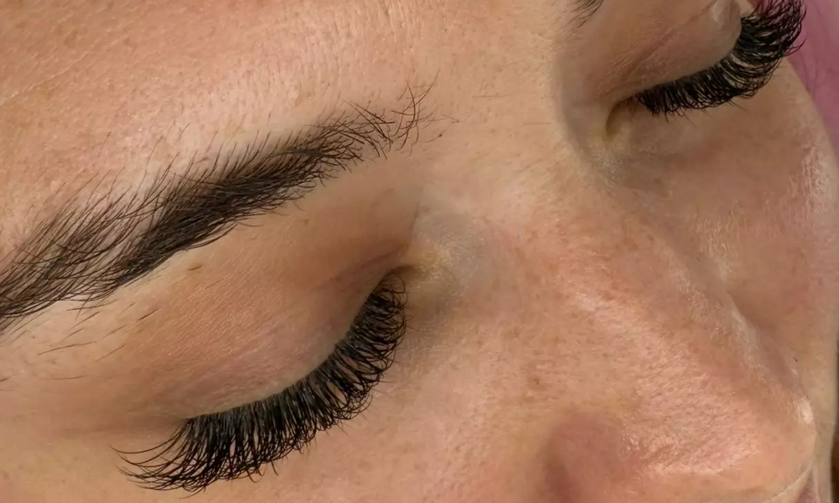 1:1- oder 2D-Wimpernverlängerung mit optionalem Refill nach 2 Wochen