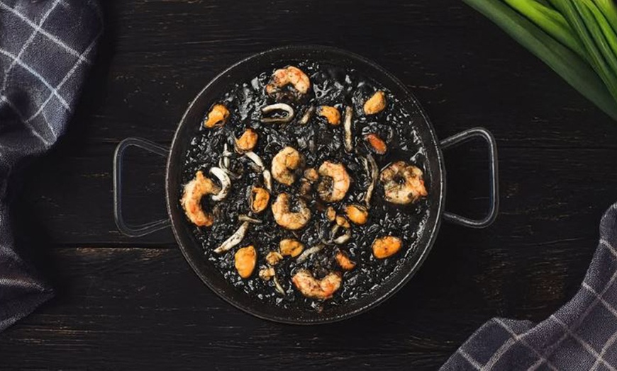 Image 2: Menú de paella o marisco con bebida para 2 o 4, a pocos pasos del mar