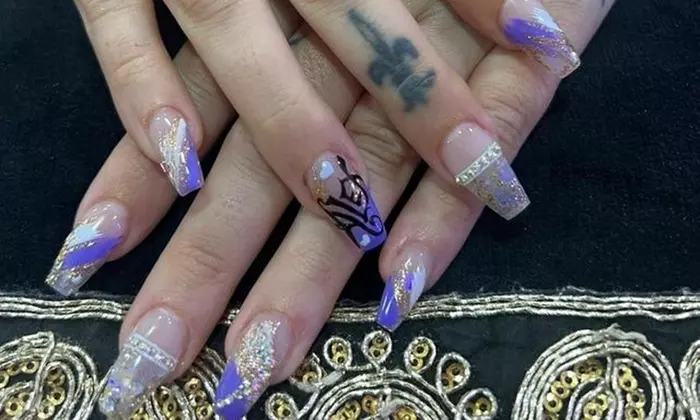 Sesión de manicura, pedicura o ambas con esmaltado a elegir y diseño de 1 uña para 1, ahorra hasta un 66% - Primary Image