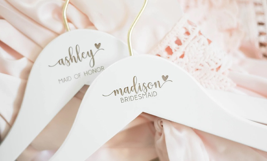 Image 11: Personalisierte Kleiderbügel aus Holz mit Namen und Datum