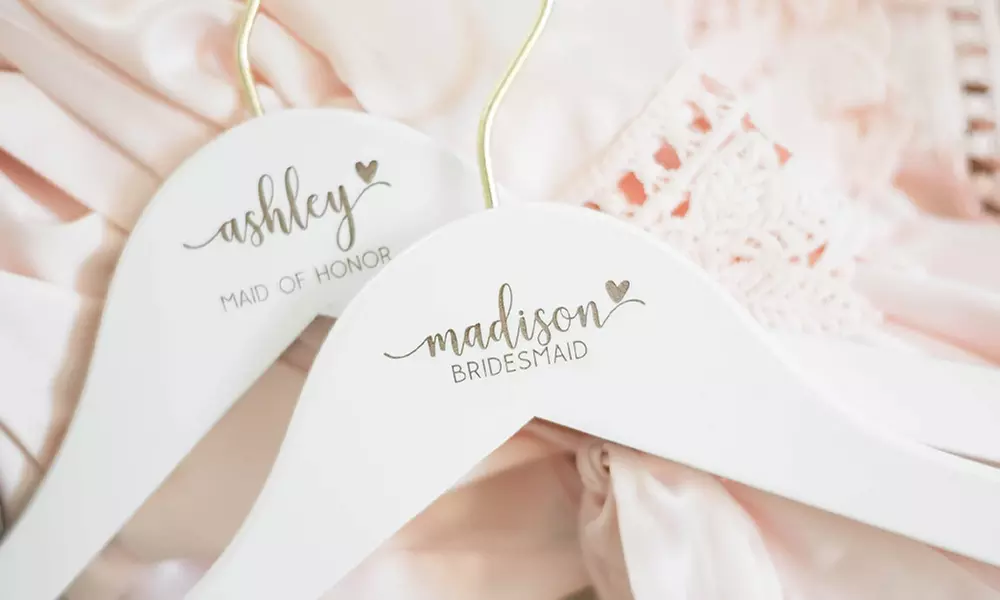 Personalisierte Kleiderbügel aus Holz mit Namen und Datum