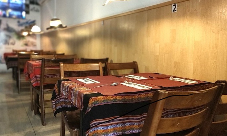 Image 2: Menú peruano para 2 o 4 personas, con opción a un pisco por persona