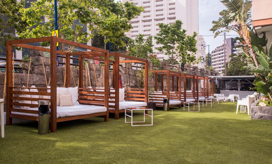 Image 21: Acceso a resort con fiesta, DJ, gogós, pool party y consumiciones