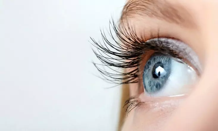 Extensión de pestañas con diseño de cejas y depilación de labios-cejas