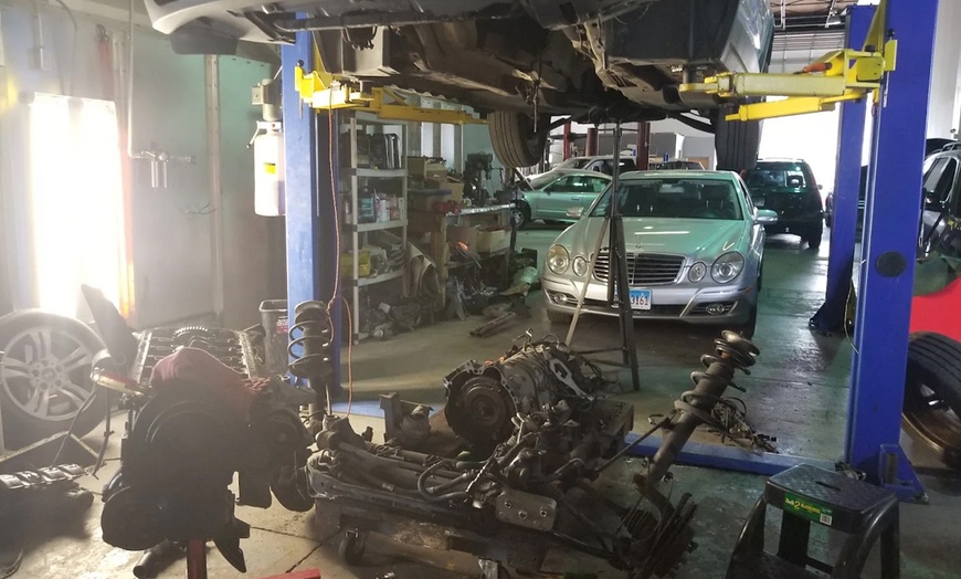 Image 3: Expert Oil Changes: Engine Protection & Performance Boost