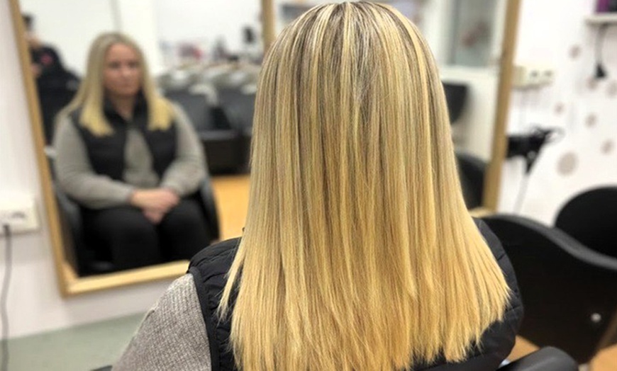 Image 5: Sesión de peluquería con mascarilla, corte, tinte, mechas y peinado