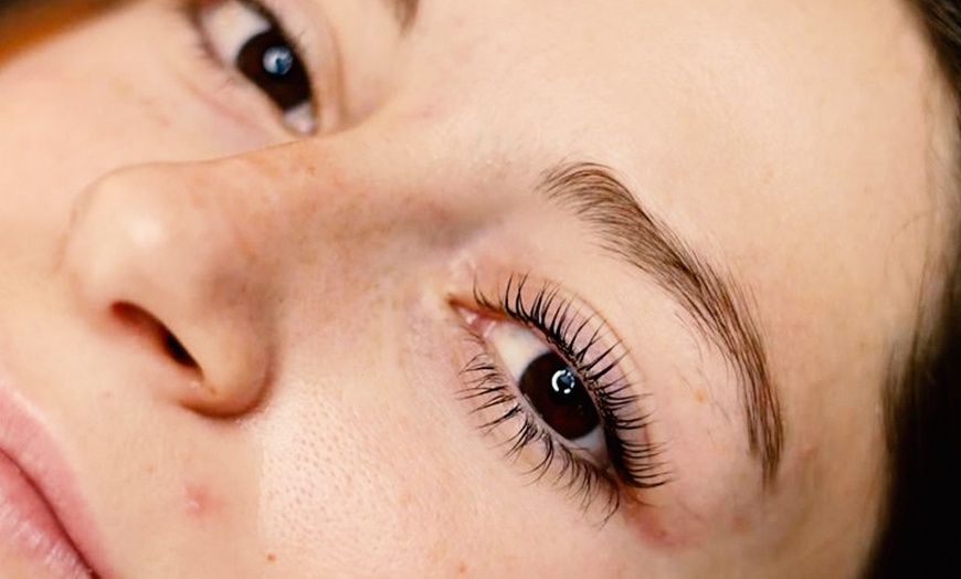 Image 8: Lifting y tinte de pestañas con vitaminas y diseño o laminado de cejas