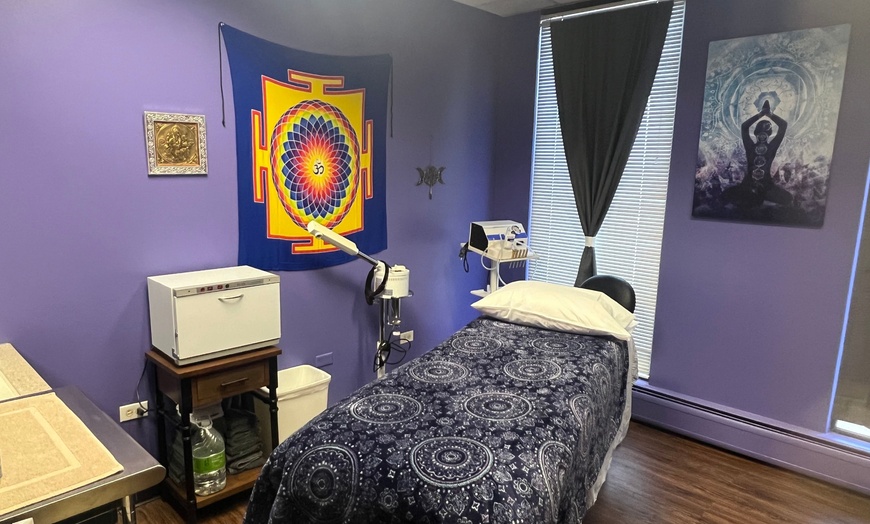 Image 2: 60-Minute Healthy Skin Facial or 90-Minute Advanced Facial

