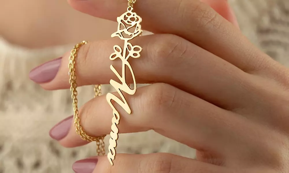 Collier de nom personnalisé avec fleur de naissance par Justyling