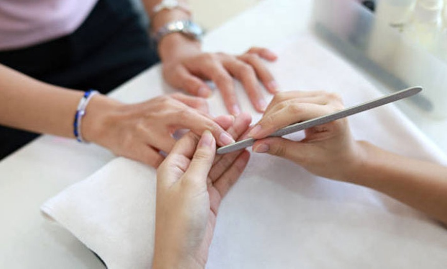 Image 3: Manicura y/o pedicura semipermanente o primera puesta de uñas con gel