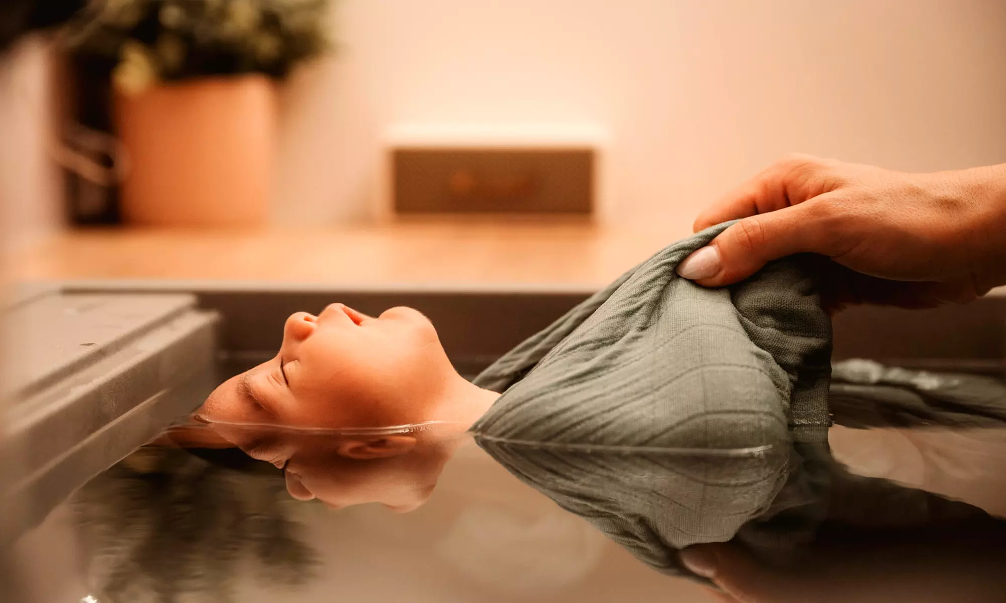 Bain enveloppé bébé 0 à 6 semaines avec Coc’eau de Tendresse - Primary Image