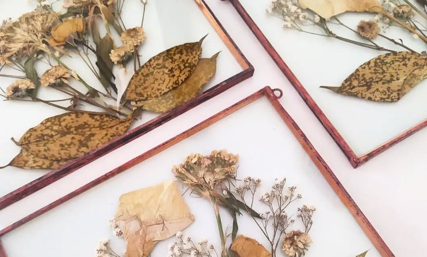 Image 10: Experiencia de joyería, corte de botellas o botánica en cristal y vino