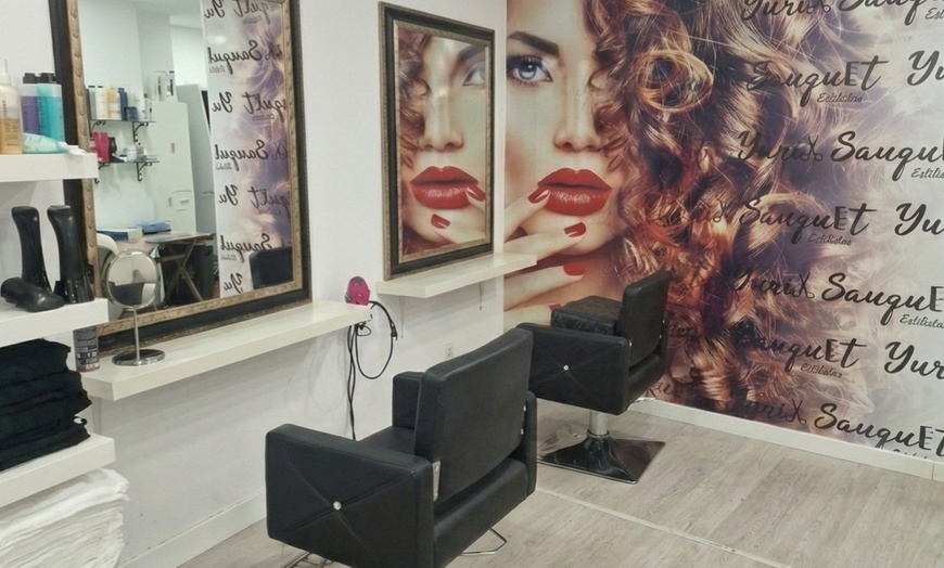 Image 4: Manicura con esmaltado clásico o semipermanente para 1 persona