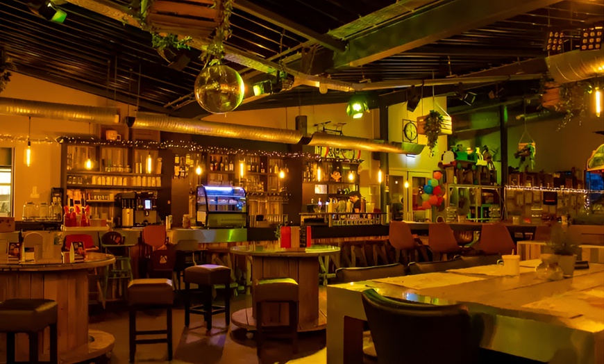 Image 11: Knapperige kipschnitzels in een knus pannenkoekenhuis